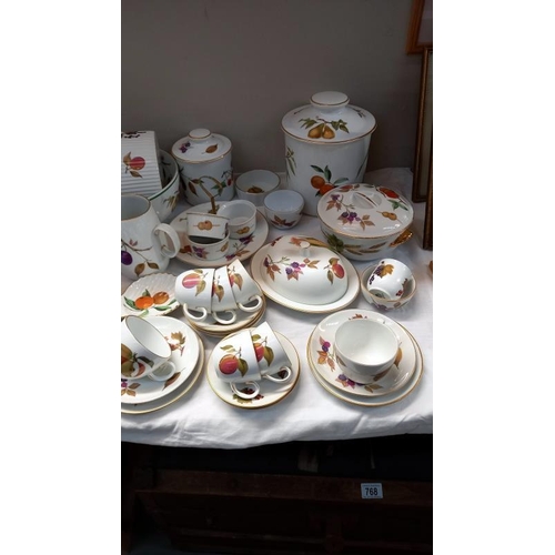 817 - A large quantity of Royal Worcester Evesham dinner service