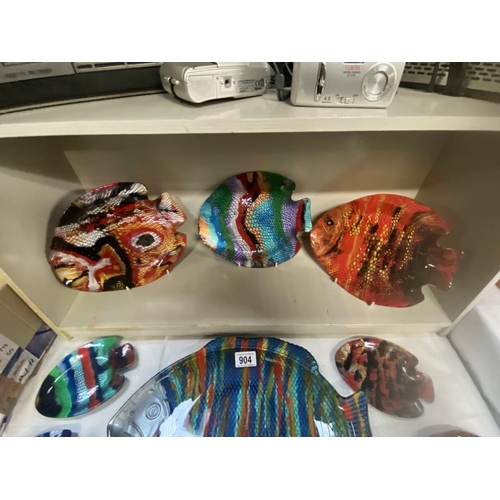 904 - A collection of retro painted fish glass plates, 4 small, 3 medium & 1 large, all unique paintings, ... 