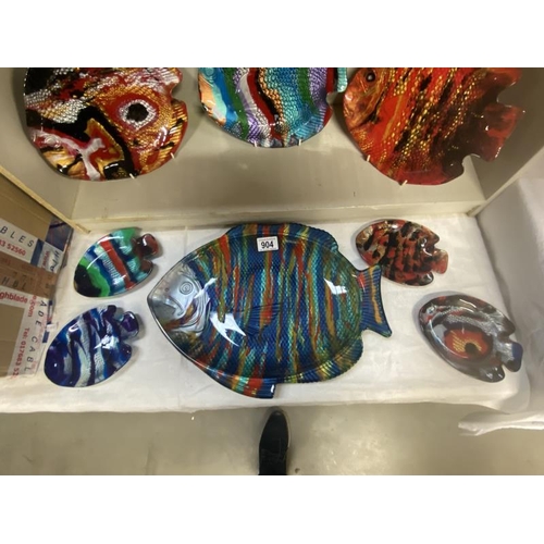 904 - A collection of retro painted fish glass plates, 4 small, 3 medium & 1 large, all unique paintings, ... 