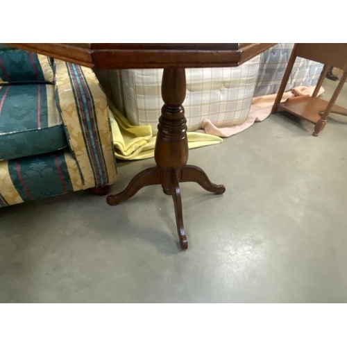 930 - A mahogany tea table on centre column 92x62x H78cm