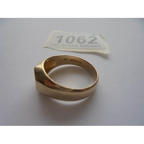 1062 - A gent's diamond four stone ring in 9ct gold, size W.