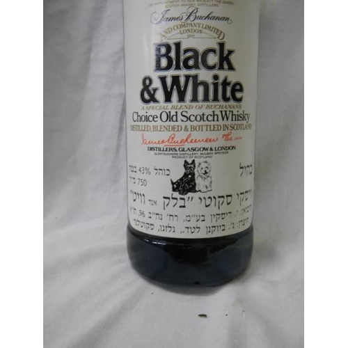 1086 - A bottle of Black & White Old Scotch Whisky,.