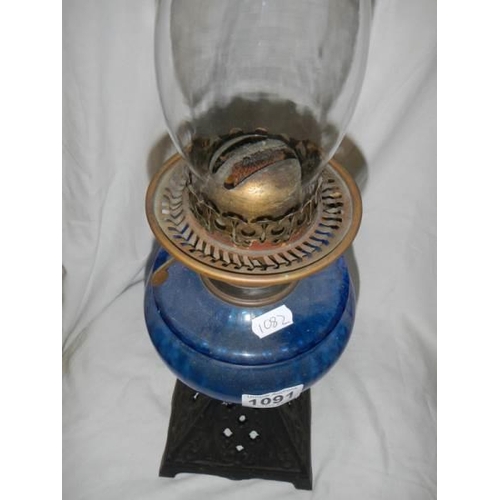 1091 - An early 20th century oil lamp with blue glass font.