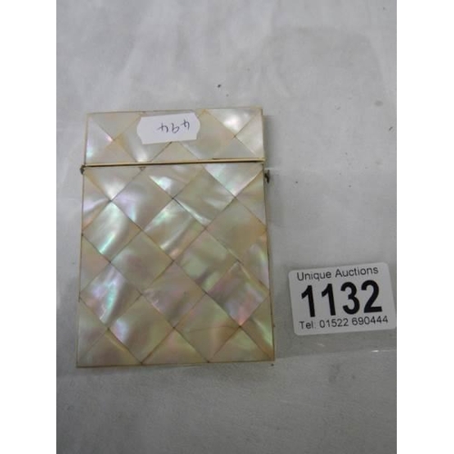 1132 - A mother of pearl card case in good condition.