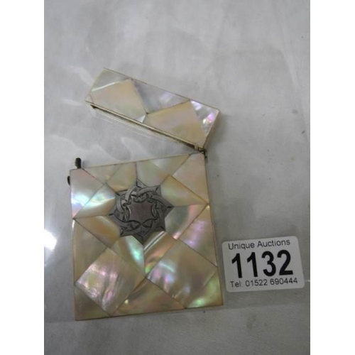 1132 - A mother of pearl card case in good condition.