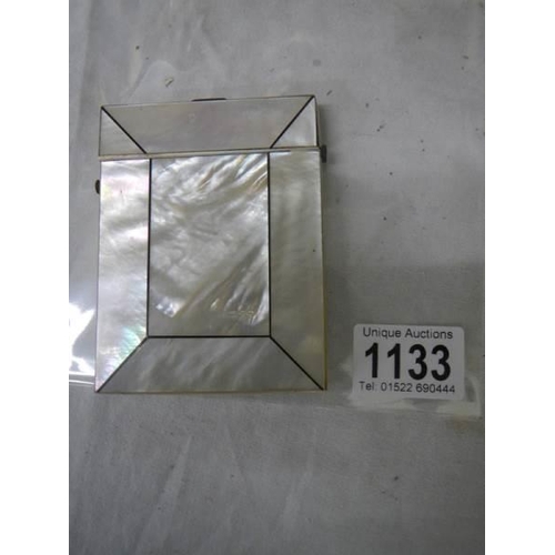 1133 - A mother of pearl card case in good condition.