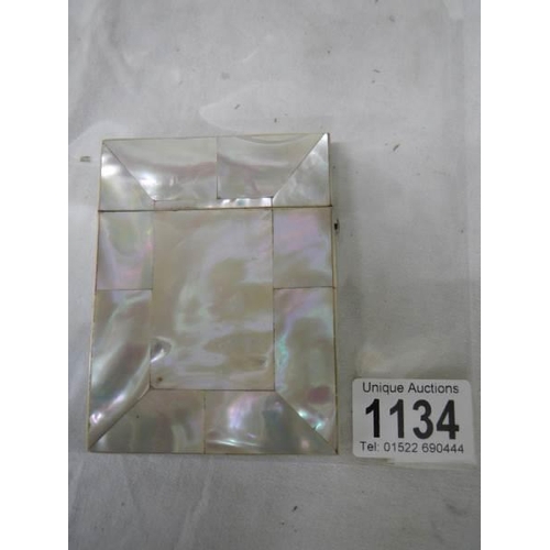 1134 - A mother of pearl card case in good condition.