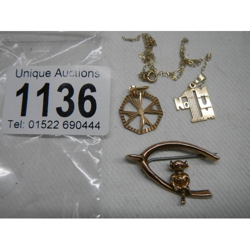 1136 - Three items of 9ct gold.