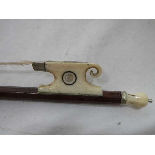 1141 - An unmarked violin bow.