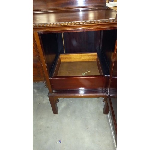 951 - An Edwardian mahogany sideboard COLLECT ONLY.