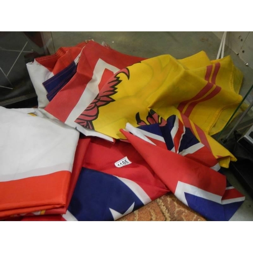 1186 - A quantity of assorted cloth flags.