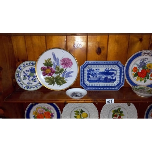 976 - A selection of collectors cabinet plates including Spode Royal Horticultural Society & Chelsea flowe... 