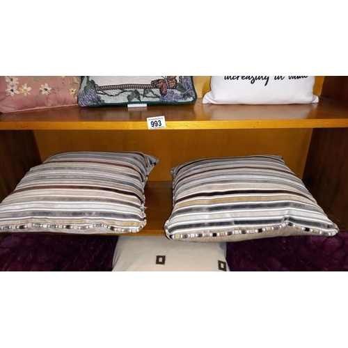 993 - A quantity of cushions