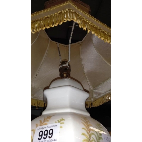 999 - An oriental style urn table lamp, COLLECT ONLY