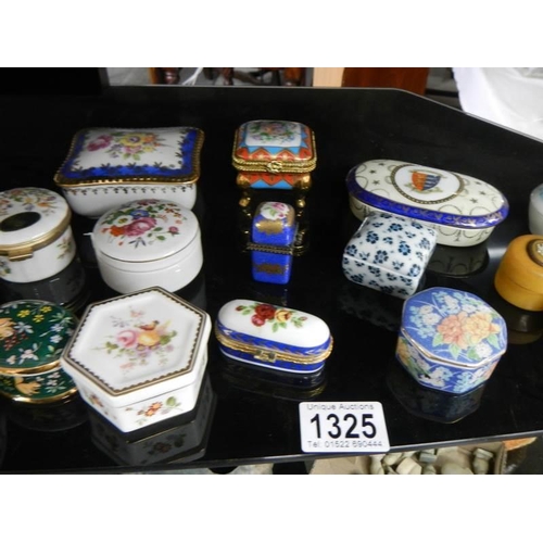 1325 - A mixed lot of ceramic pill boxes.