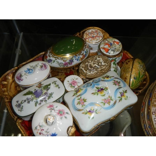 1428 - A mixed lot of good ceramic pill boxes.