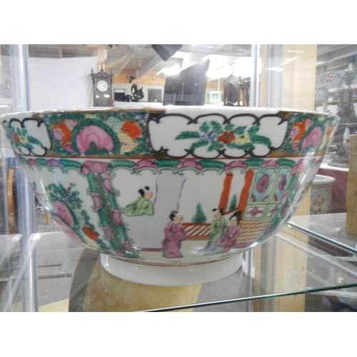 1436 - A large Chinese bowl.