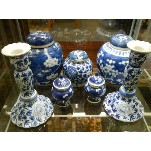 1444 - A mixed lot of blue and white ceramics.