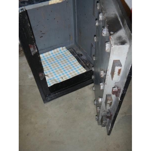 1490 - A large heavy metal safe, (key in office) COLLECT ONLY.