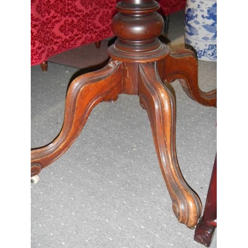 1550 - A single pedestal oval mahogany dining table, COLLECT ONLY.