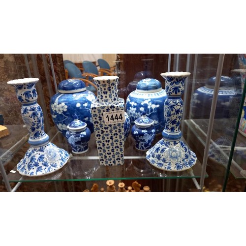 1444 - A mixed lot of blue and white ceramics.