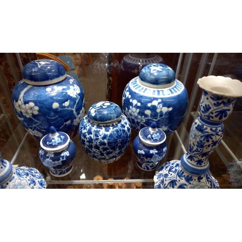 1444 - A mixed lot of blue and white ceramics.