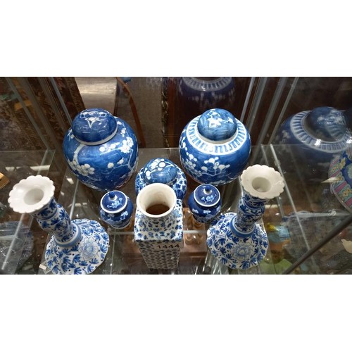 1444 - A mixed lot of blue and white ceramics.