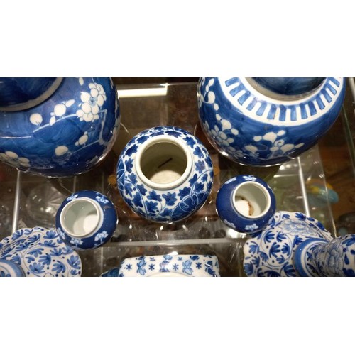 1444 - A mixed lot of blue and white ceramics.