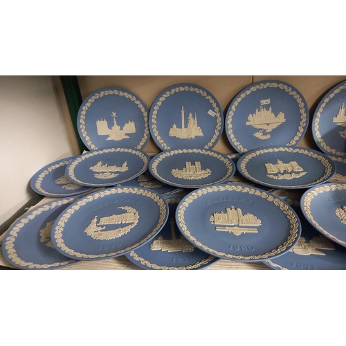 740 - 25 boxed Christmas Wedgwood plates from 1969 to 1985 plus 2 unboxed