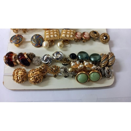 799 - A good selection of vintage clip on earrings