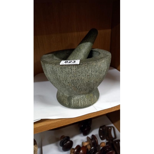 823 - A pestle and mortar