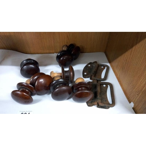 824 - A set of 8 Victorian pine chest of drawer knobs with wooden screws & 2 cast iron sink/bath feet