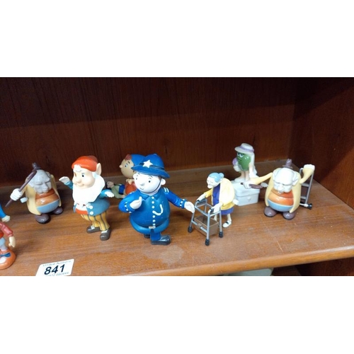 841 - A quantity wind up fighting grannies, Noddy, Big Ears & Bill & Ben figures etc.