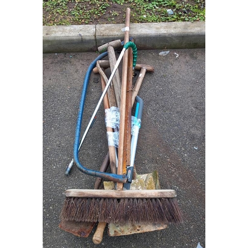 894 - A bundle of garden tools including shovels, COLLECT ONLY