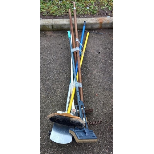 898 - A bundle of garden tools including shovel & rake etc. COLLECT ONLY