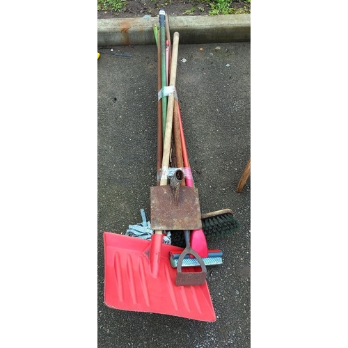 899 - A bundle of garden tools including snow shovel & how etc. COLLECT ONLY