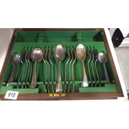 910 - A canteen of cutlery