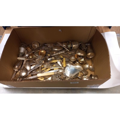 922 - A large box of vintage cutlery, COLLECT ONLY