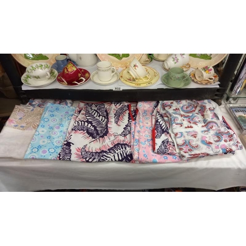 933 - A quantity of vintage aprons