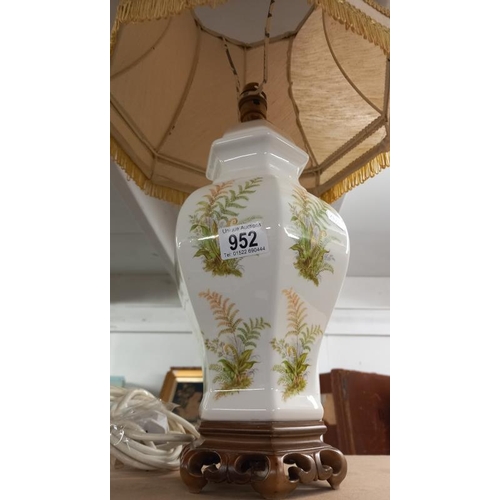 952 - An oriental style urn table lamp, COLLECT ONLY