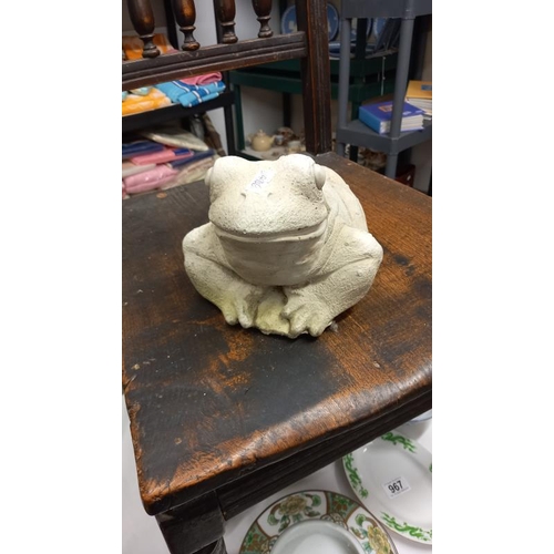 966 - A concrete frog garden ornament