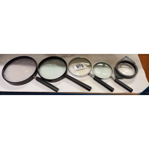 975 - A quantity of magnifying glasses