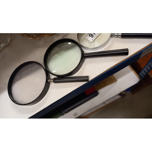 975 - A quantity of magnifying glasses