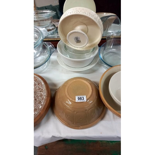 983 - A good lot of kitchen bowls, dishes etc including Mason and Cash, Pyrex etc