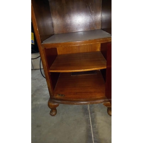 990 - An Edwardian walnut veneered bedside pot cupboard