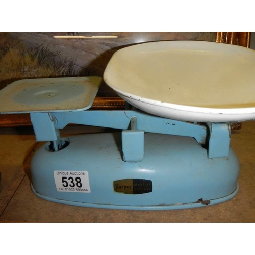 538 - A set of vintage Harper kitchen scales and a quantity of weights.