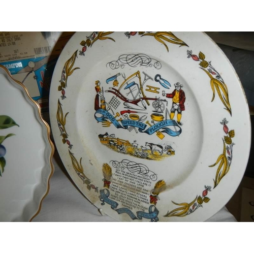 661 - A mixed lot of collector's plates including Royal Doulton.