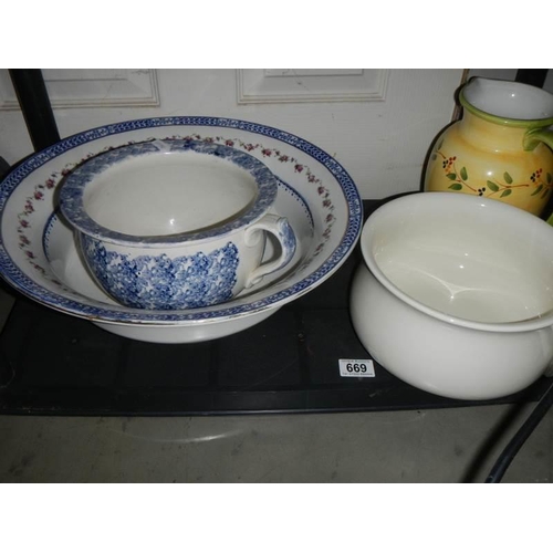 669 - Two chamber pots, a large basin and a jug. COLLECT ONLY.