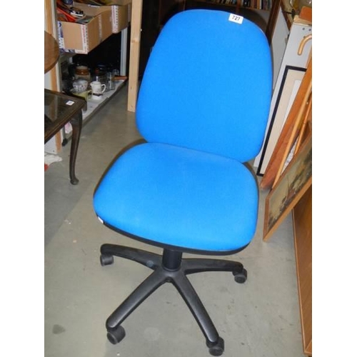 727 - A blue typists chair,. COLLECT ONLY.