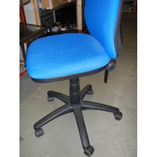 727 - A blue typists chair,. COLLECT ONLY.